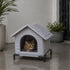 Abri pour chat extérieur gris imperméable avec toit protecteur et pieds surélevés, installé sous la pluie avec un chat à l’abri dedans