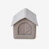 Abri pour chat extérieur en tissu gris, vue de face sur fond blanc, avec entrée fermée et structure protectrice conçue pour offrir un refuge confortable.