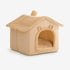 Cabane pour chat intérieur en peluche beige, vue studio sur fond blanc