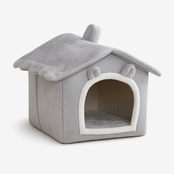 Cabane pour chat intérieur en peluche grise, vue studio sur fond blanc