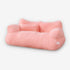 Canapé pour chat rose en tissu doux, photo studio en vue trois-quarts avec rebords et coussin intégré.