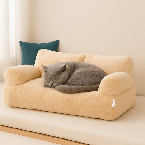 Canapé pour chat beige en tissu doux avec un chat gris endormi dans un intérieur cocooning.