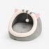 Cocon pour chat gris avec intérieur moelleux, oreilles roses décoratives et pompon suspendu, présenté sur fond clair en studio produit