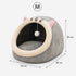 Cocon pour chat gris en peluche avec coussin intégré, oreilles décoratives et pompon suspendu, dimensions taille M indiquées sur l’image.