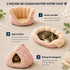Infographie présentant un coussin anti-stress pour chat rose 3-en-1 transformable en panier douillet, couchage ouvert et refuge enveloppant pour un confort optimal.