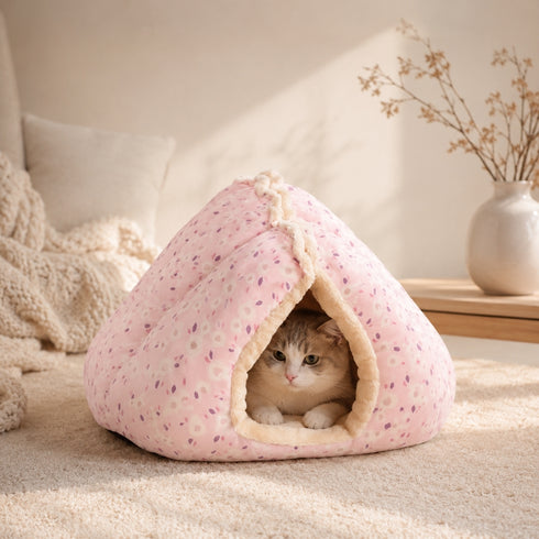 Chat blanc allongé dans un coussin anti-stress rose à motifs floraux avec intérieur ultra doux, posé dans une chambre cosy et lumineuse.