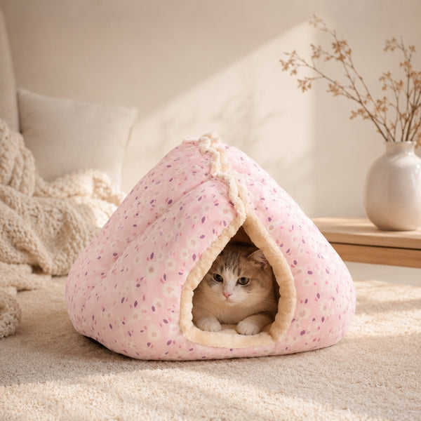 Chat blanc allongé dans un coussin anti-stress rose à motifs floraux avec intérieur ultra doux, posé dans une chambre cosy et lumineuse.