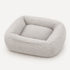 Coussin apaisant rectangulaire pour chat en tissu ultra moelleux gris clair, présenté sur fond neutre en studio.