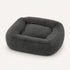 Coussin apaisant rectangulaire pour chat en tissu ultra moelleux gris foncé, présenté sur fond neutre en studio.
