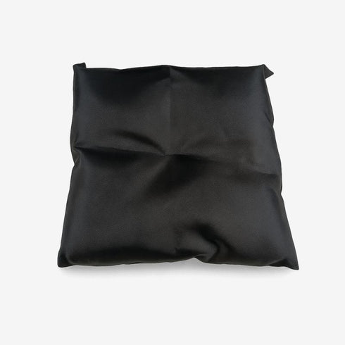 Coussin noir pour cabane extérieure pour chat, matelas amovible conçu pour un usage en extérieur.