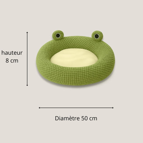 Coussin chat cocooning en polaire verte avec design grenouille, présenté de face avec ses dimensions 50 cm de diamètre et 8 cm de hauteur.