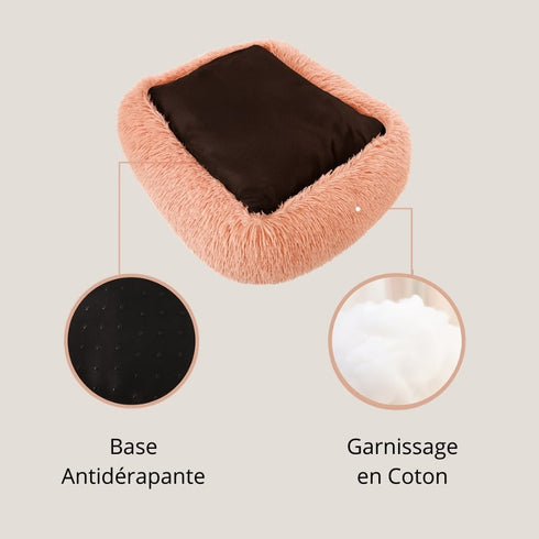 Coussin apaisant pour chat en fourrure rose, présenté à l’envers pour montrer la base antidérapante et le garnissage en coton doux.
