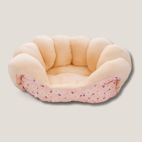 Coussin pour chat anti-stress en velours crème et rose, décoré de petits pois colorés, présenté vide en vue avant sur fond neutre avec bords épais et moelleux.