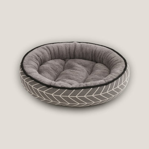 Photo studio du coussin rond gris pour chaton avec motif imprimé.