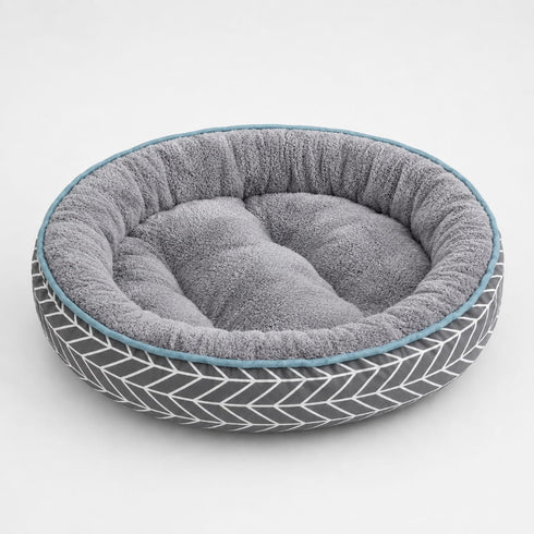 Coussin pour chaton gris en peluche douce avec rebords épais rembourrés et motif chevron moderne, offrant un couchage confortable et rassurant.