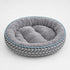 Coussin pour chaton gris en peluche douce avec rebords épais rembourrés et motif chevron moderne, offrant un couchage confortable et rassurant.