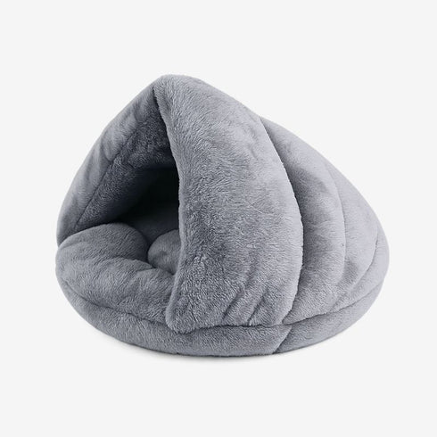 Vue avant d’un coussin chauffant gris pour chat, modèle cocon en peluche chaude avec large ouverture et intérieur moelleux.