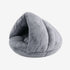 Vue avant d’un coussin chauffant gris pour chat, modèle cocon en peluche chaude avec large ouverture et intérieur moelleux.