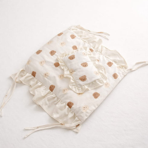 Coussin et matelas pour lit en bois pour chat avec motifs ours, finitions à volants et attaches décoratives sur fond clair