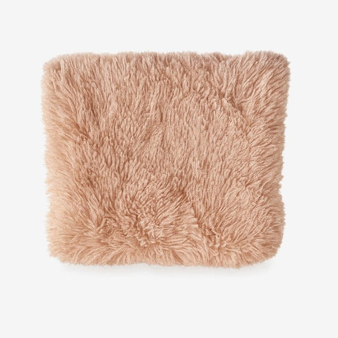 Coussin intérieur moelleux beige pour niche de chat extérieur isolée.