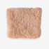 Coussin intérieur moelleux beige pour niche de chat extérieur isolée.