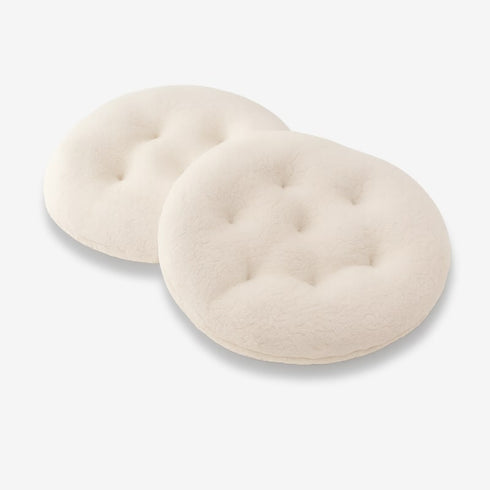 Deux coussins ronds en polaire écru servant de rechange pour panier à chat, présentés sur fond clair.