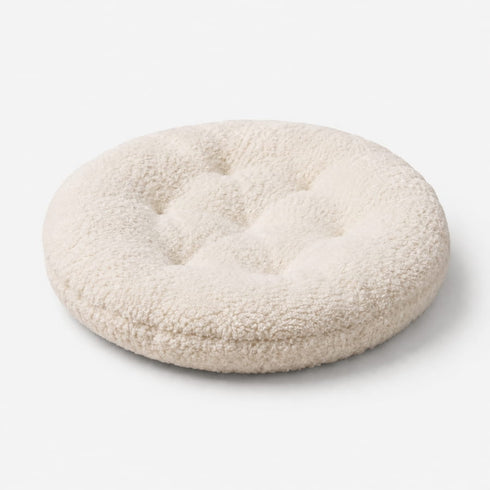 Coussin rond pour panier suspendu de chat en peluche crème avec rembourrage moelleux, conçu pour un confort doux et apaisant.