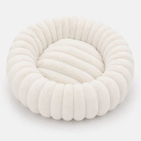 Vue du coussin rond pour chat en tissu blanc crème, forme cocon moelleuse et rembourrée.