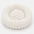 Vue du coussin rond pour chat en tissu blanc crème, forme cocon moelleuse et rembourrée.