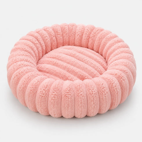 Vue du coussin rond pour chat en tissu rose, forme cocon moelleuse et rembourrée.