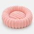 Vue du coussin rond pour chat en tissu rose, forme cocon moelleuse et rembourrée.