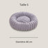 Vue du coussin rond pour chat en taille S, diamètre 40 cm, en tissu duveteux gris lavande.