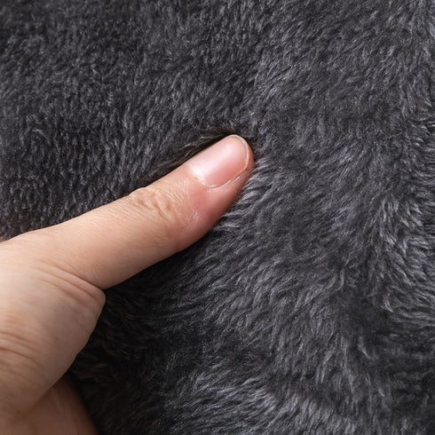 Gros plan sur les détails du coussin doux de la niche pour chat intérieur gris