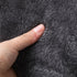 Gros plan sur les détails du coussin doux de la niche pour chat intérieur gris