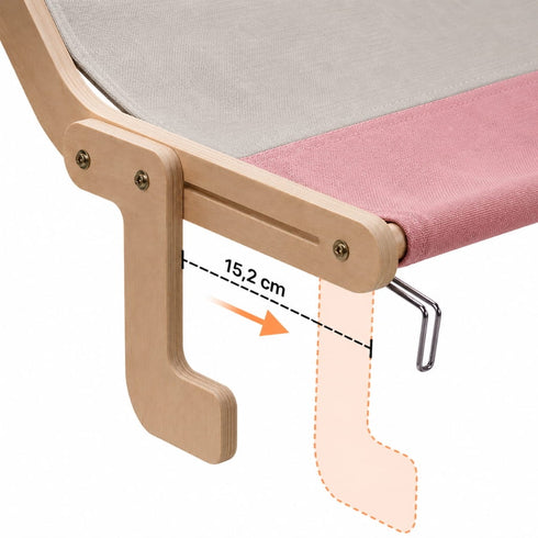 Gros plan sur le système de fixation réglable en bois d’un hamac de fenêtre sans ventouse rose et gris pour chat.