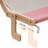 Gros plan sur le système de fixation réglable en bois d’un hamac de fenêtre sans ventouse rose et gris pour chat.
