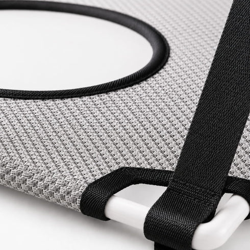Gros plan sur le tissu respirant et les sangles renforcées d’un hamac ventouse double gris pour chat avec ouverture circulaire.
