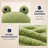 Gros plan sur les détails du panier cocooning pour chat en forme de grenouille avec texture polaire verte douce et design cartoon.