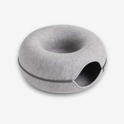 Donut pour chat gris clair en tissu, avec ouverture et fermeture éclair, sur fond blanc (photo studio).