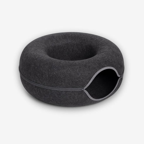 Donut pour chat gris foncé en tissu, avec ouverture et fermeture éclair, sur fond blanc (photo studio).