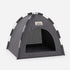 Tente grise pliable pour chat avec structure légère, entrée large et parois respirantes, présentée sur fond studio clair