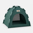 Tente verte pliable pour chat avec structure légère, entrée large et parois respirantes, présentée sur fond studio clair