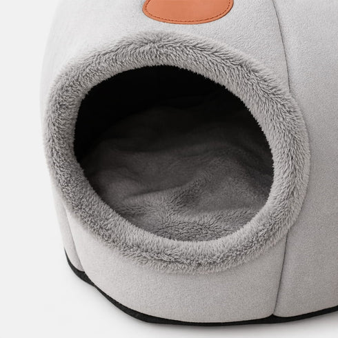 Détail de la grotte pour chat grise avec entrée en peluche douce et intérieur moelleux visible en gros plan sur fond clair