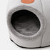 Détail de la grotte pour chat grise avec entrée en peluche douce et intérieur moelleux visible en gros plan sur fond clair
