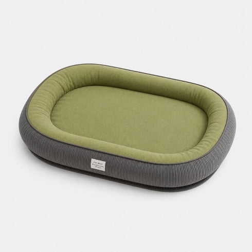 Grand lit pour chat gris avec coussin vert olive et rebords rembourrés, offrant un espace de repos confortable et spacieux pour chat.