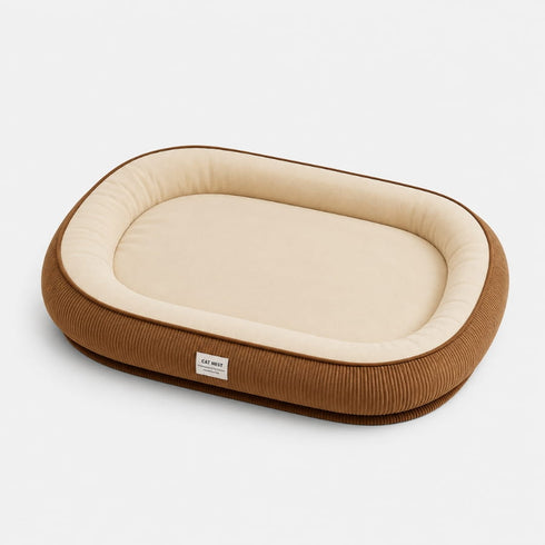 Grand lit pour chat marron avec coussin intérieur beige et rebords épais rembourrés pour un couchage doux et confortable.