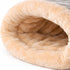 Gros plan sur l’intérieur en peluche ultra douce d’un lit tunnel douillet pour chat, avec rembourrage épais et texture moelleuse beige.
