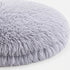 Gros plan sur un tapis apaisant pour chat en peluche grise ultra douce avec texture longue et moelleuse sur fond clair