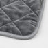 Gros plan sur un tapis auto chauffant pour chat gris avec texture velours douce, coutures matelassées et finitions confortables