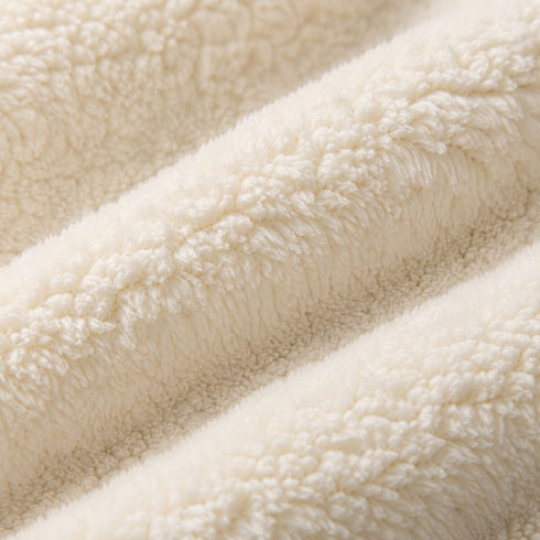 Gros plan sur la texture douce et moelleuse du hamac suspendu pour chat avec tissu peluche épais ultra confortable et chaleureux.